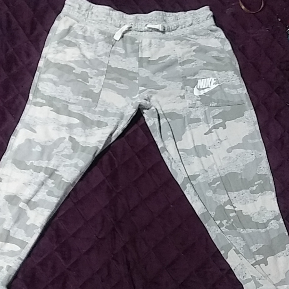 ✅NIKE✅ L Capri Length Joggers🏃